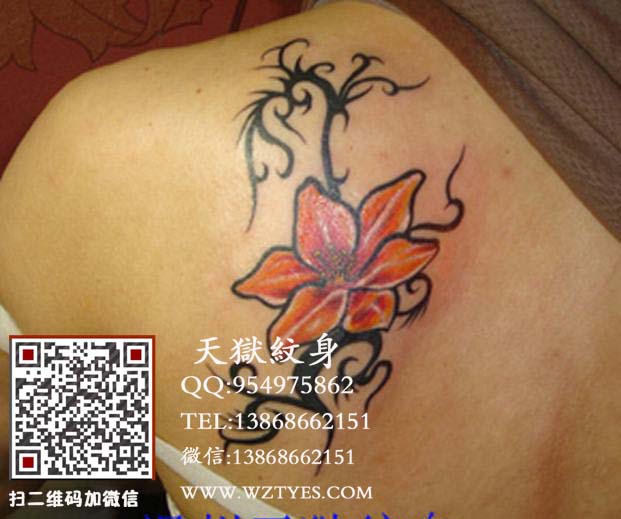 美女肩部花